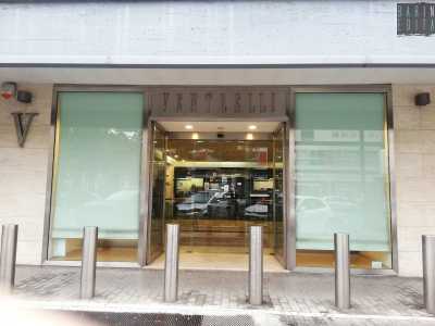 ...che noi varchiamo per andare a incontrare Pinuccio, l'ultraottantenne proprietario della boutique